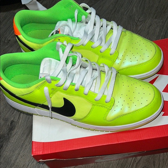 Nike Neon Green Sneakers - Picture 2 of 4